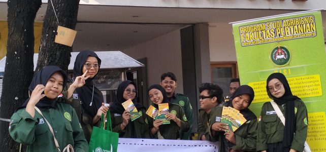Himpunan Mahasiswa Agribisnis memeriahkan Diesnatalis Universitas Veteran Bangun Nusantara dengan penanaman dan membagikan bibit